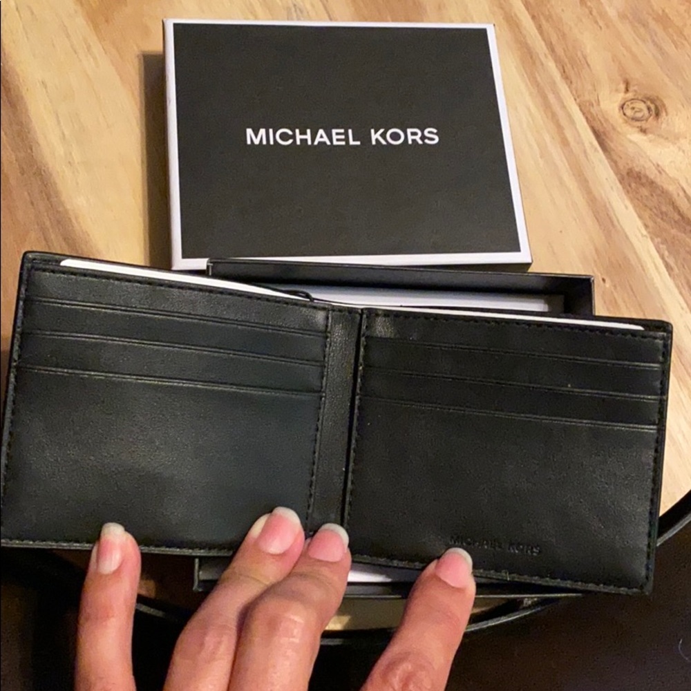 Jet Set MK Slim billfold wallet. - Picture 3 of 8